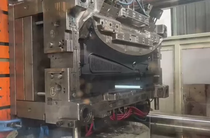 HS Two-Platen Hybrid Injection Molding Machine For Geely Automobile Ventilation Cover