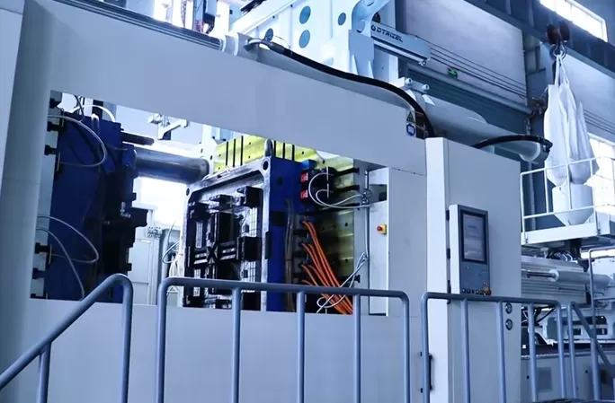 HS Two-Platen Hybrid Injection Molding Machine For Pallet Logistics