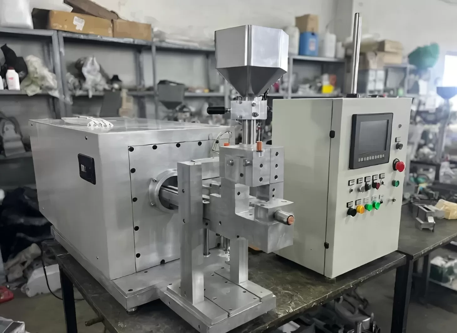 The Strategic Advantage of the Small Injection Molding Machine